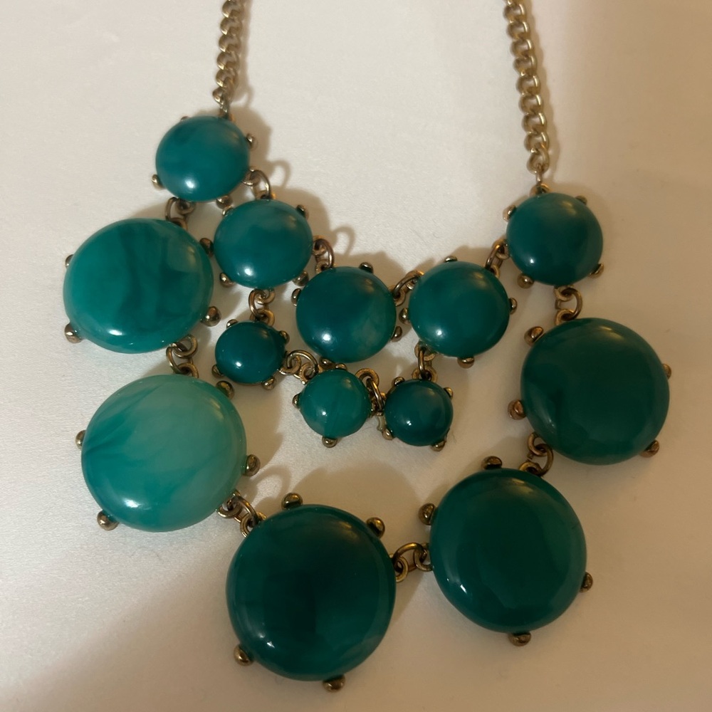 Green necklace with marbling throughout. Beautiful statement piece